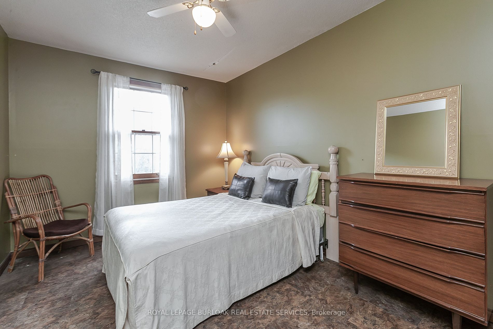 135 Glenashton Dr