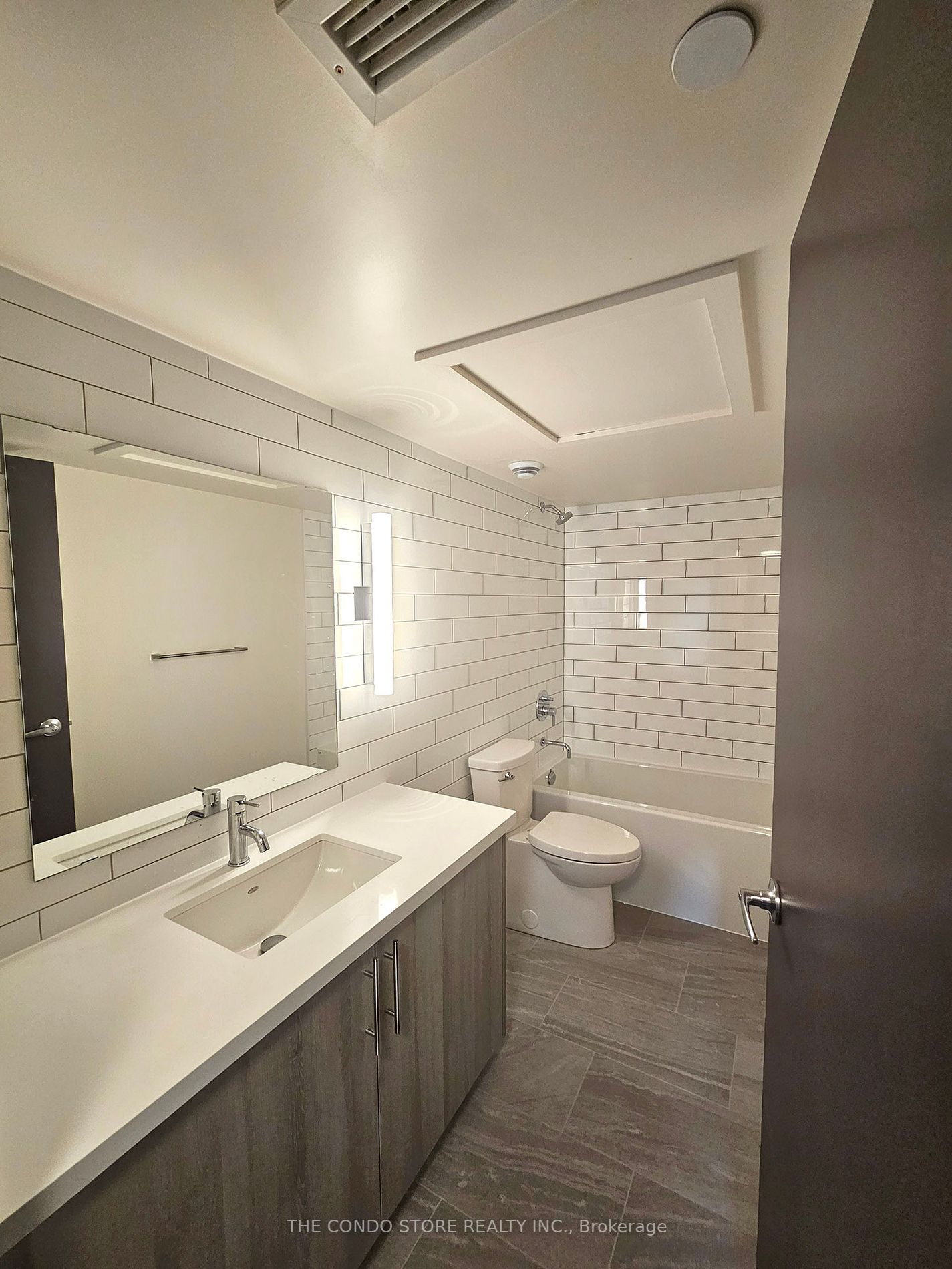 121 King St E, #401