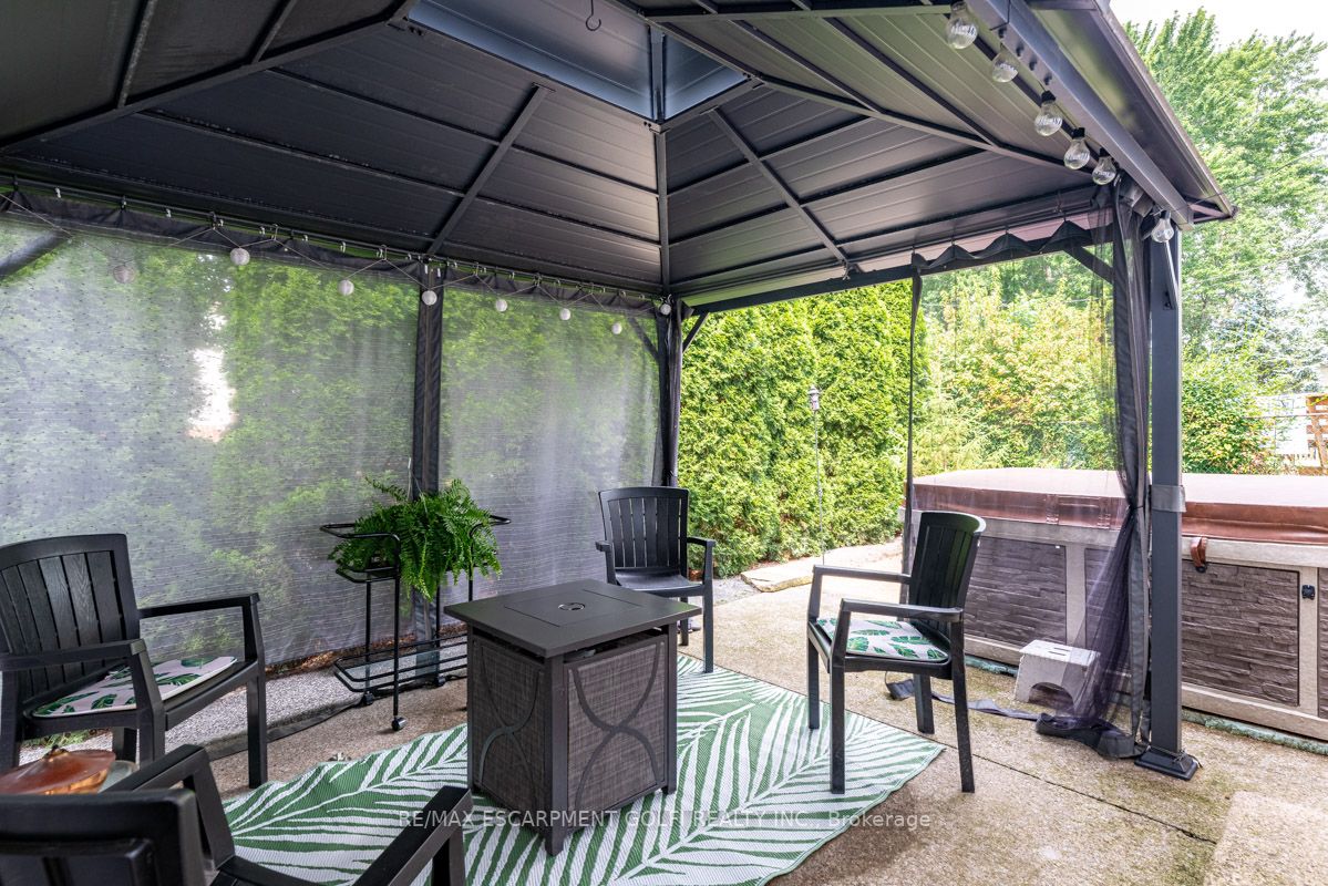 3229 Corry Cres