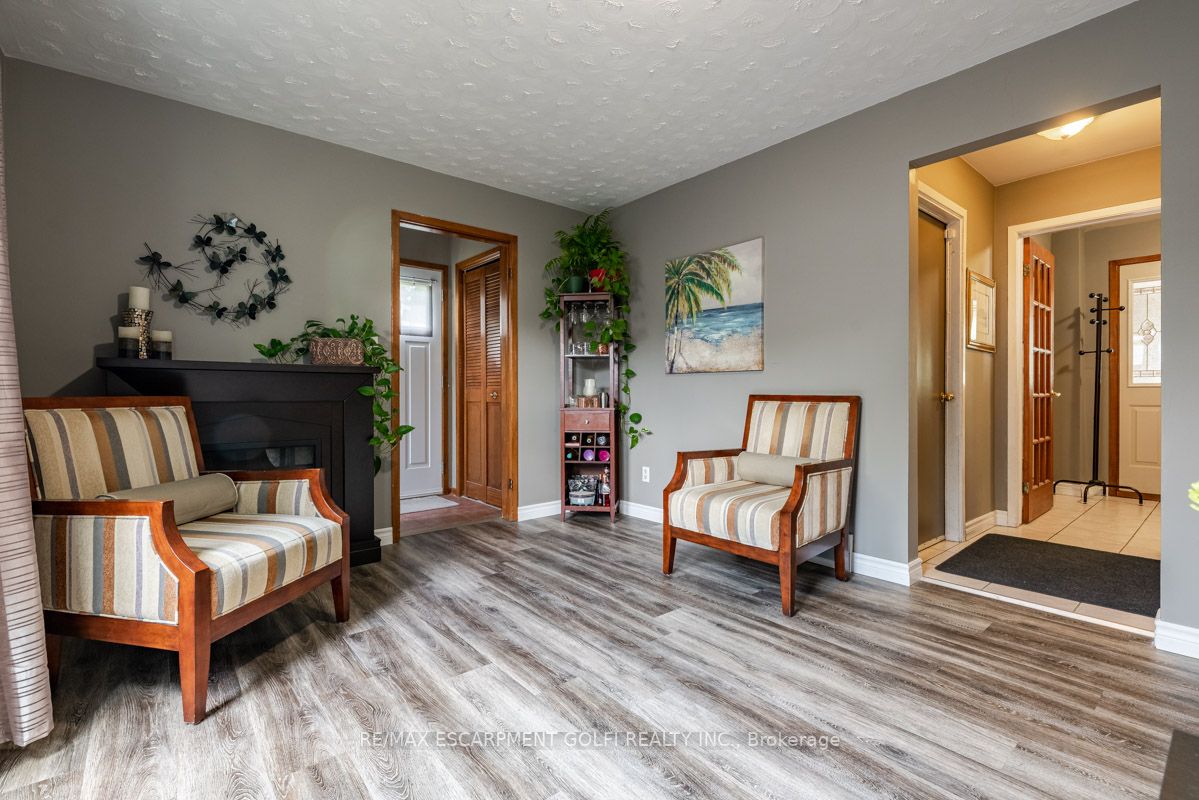 3229 Corry Cres