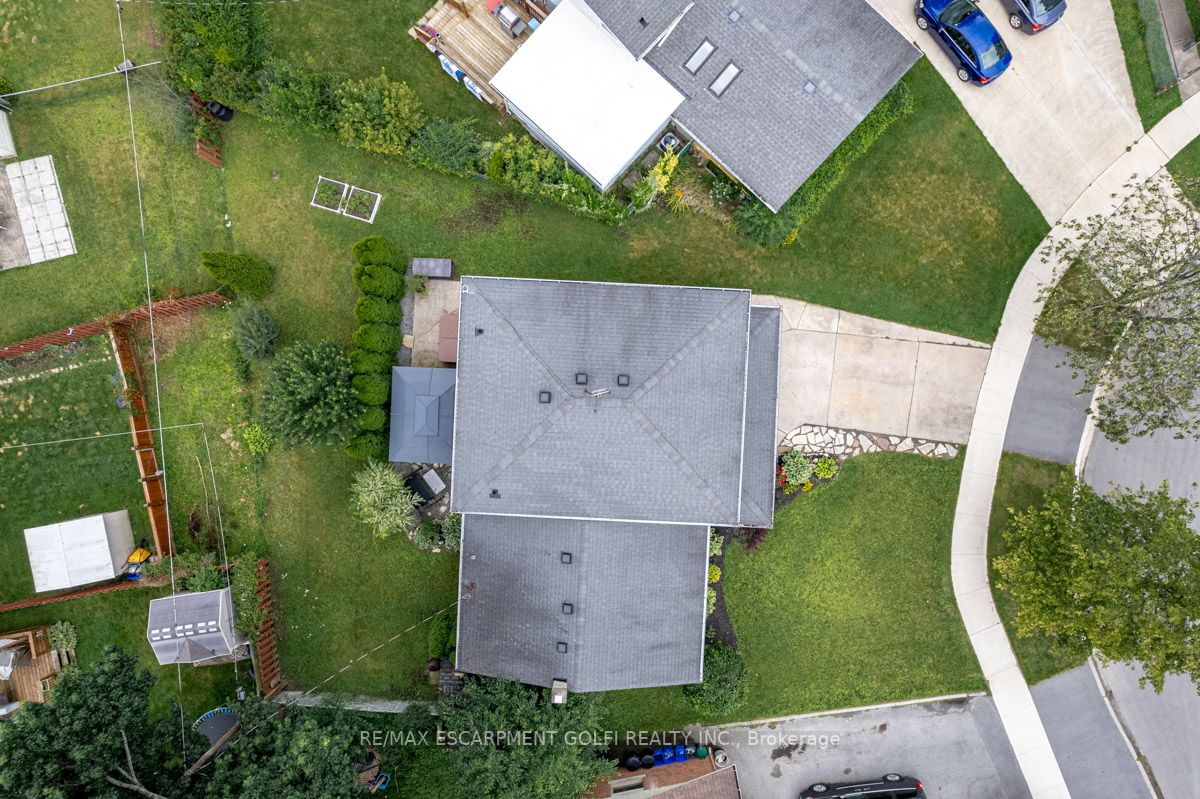 3229 Corry Cres