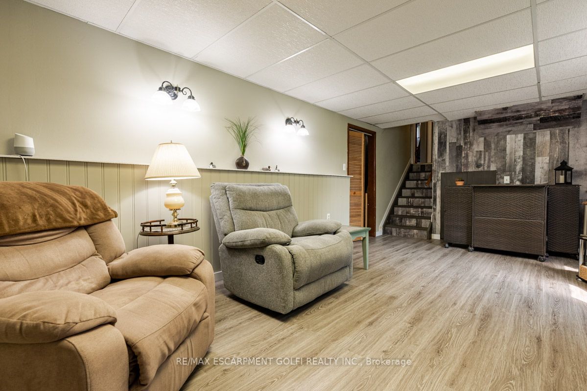 3229 Corry Cres