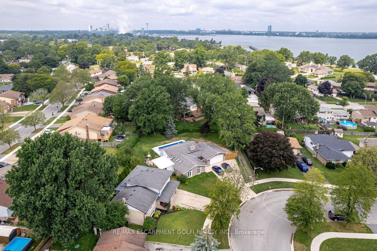 3229 Corry Cres