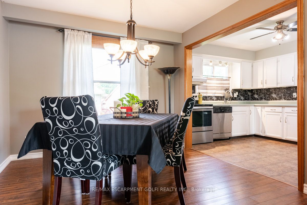 3229 Corry Cres