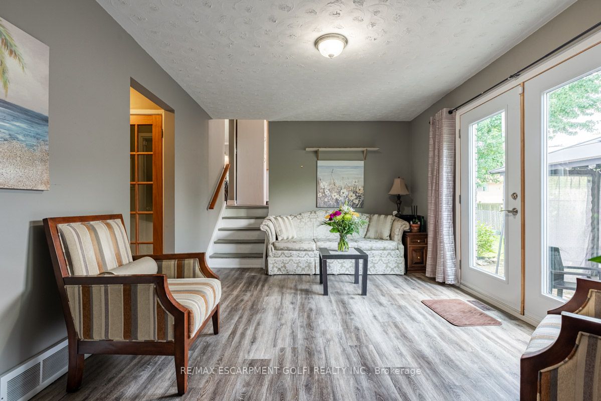 3229 Corry Cres
