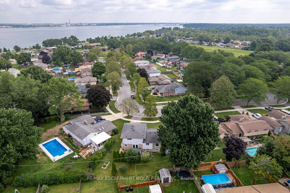 3229 Corry Cres
