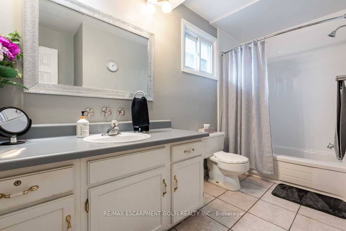 3229 Corry Cres