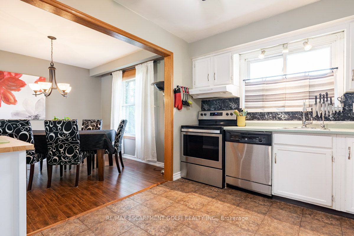 3229 Corry Cres