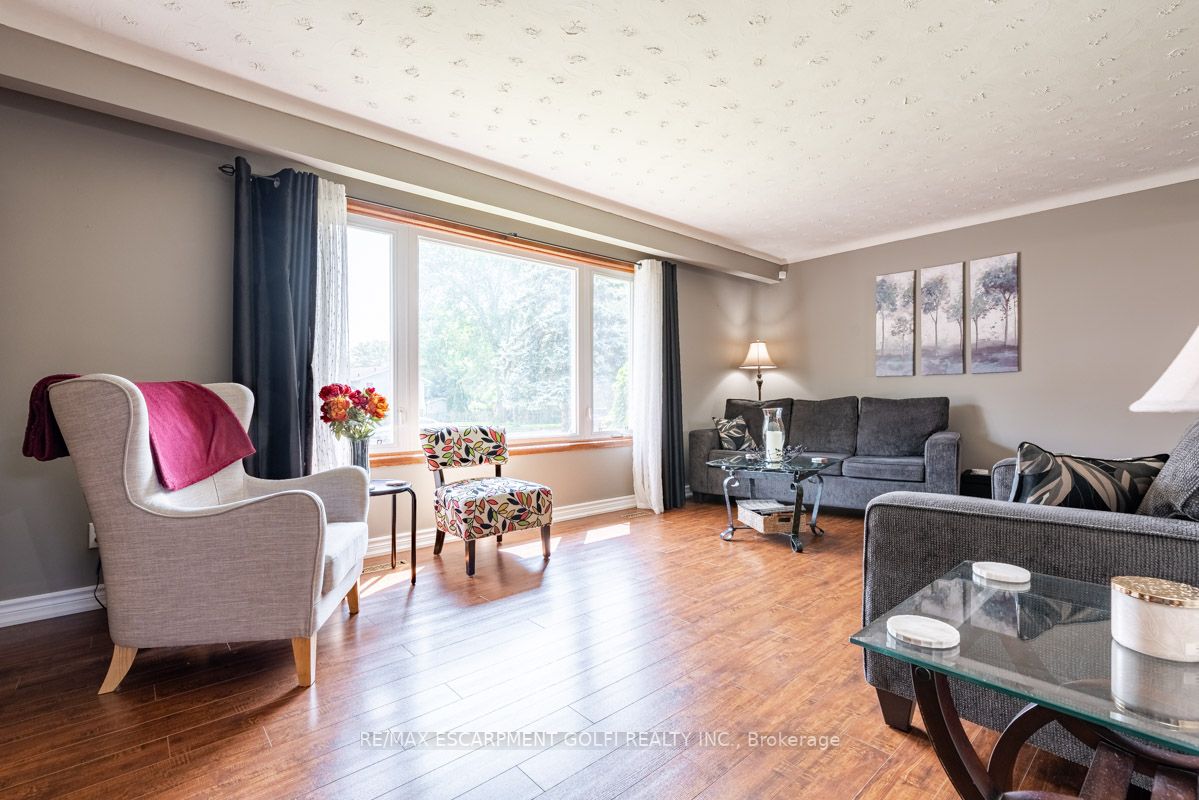 3229 Corry Cres