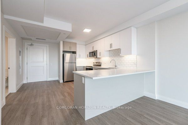 460 Columbia St W, #903