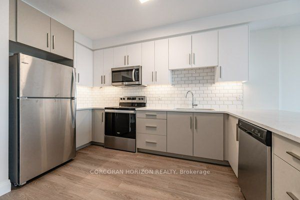 460 Columbia St W, #903