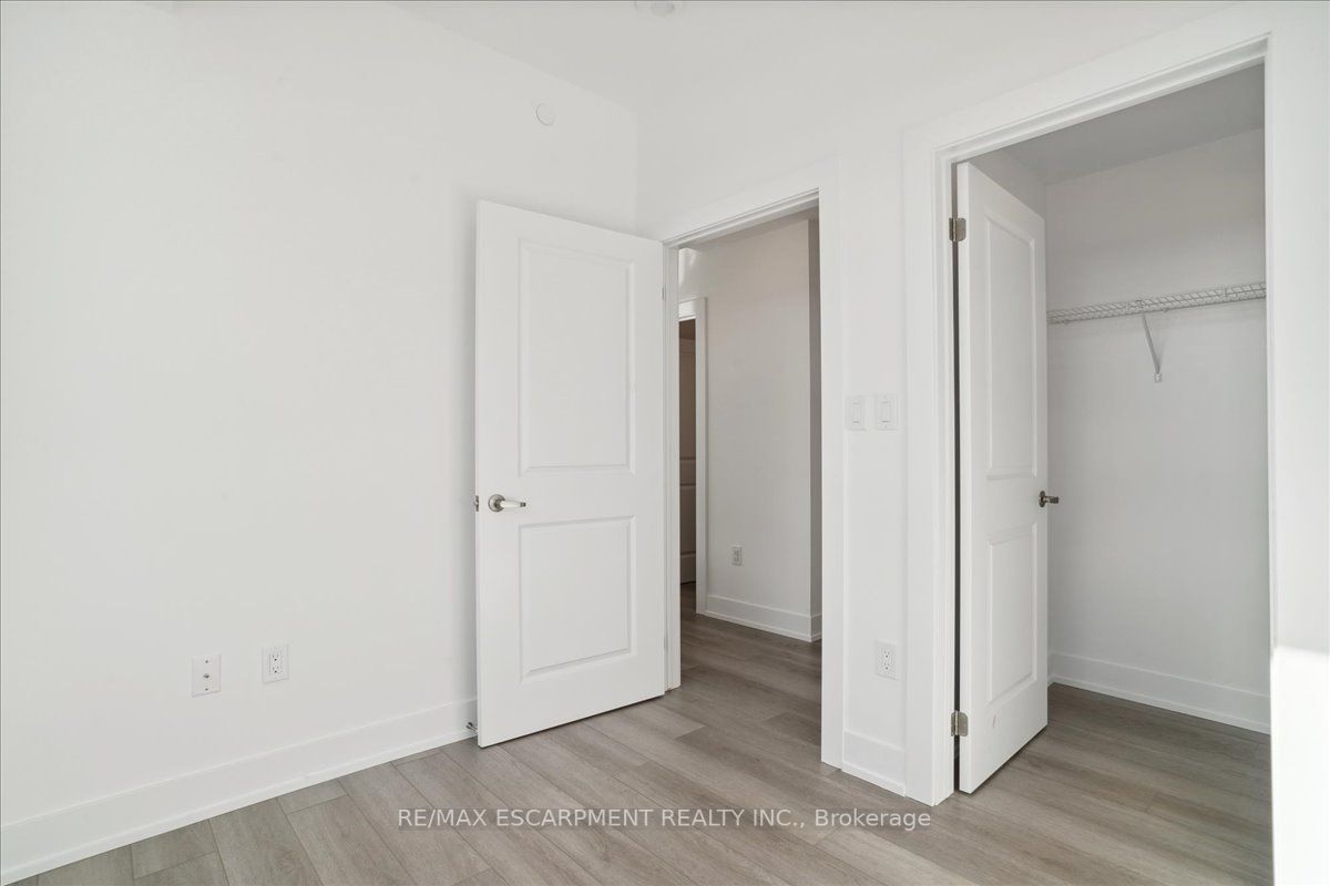 460 Dundas St E, #911