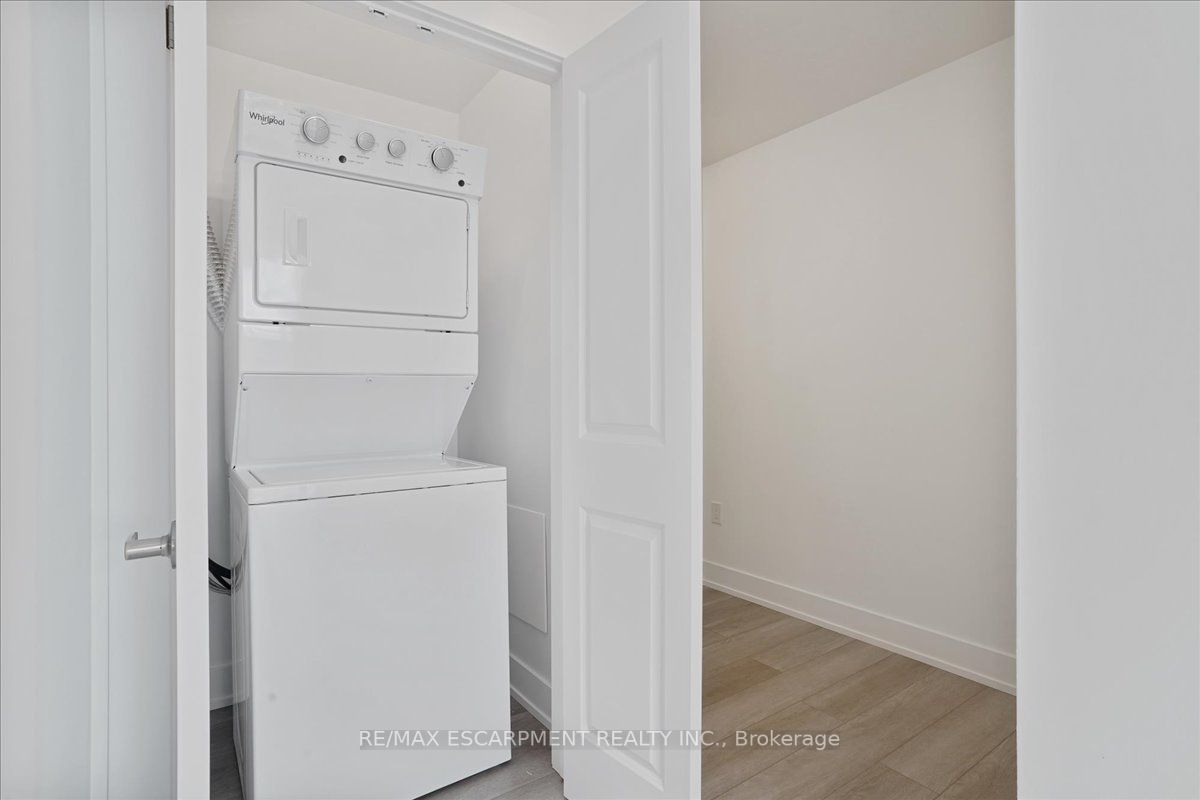460 Dundas St E, #911