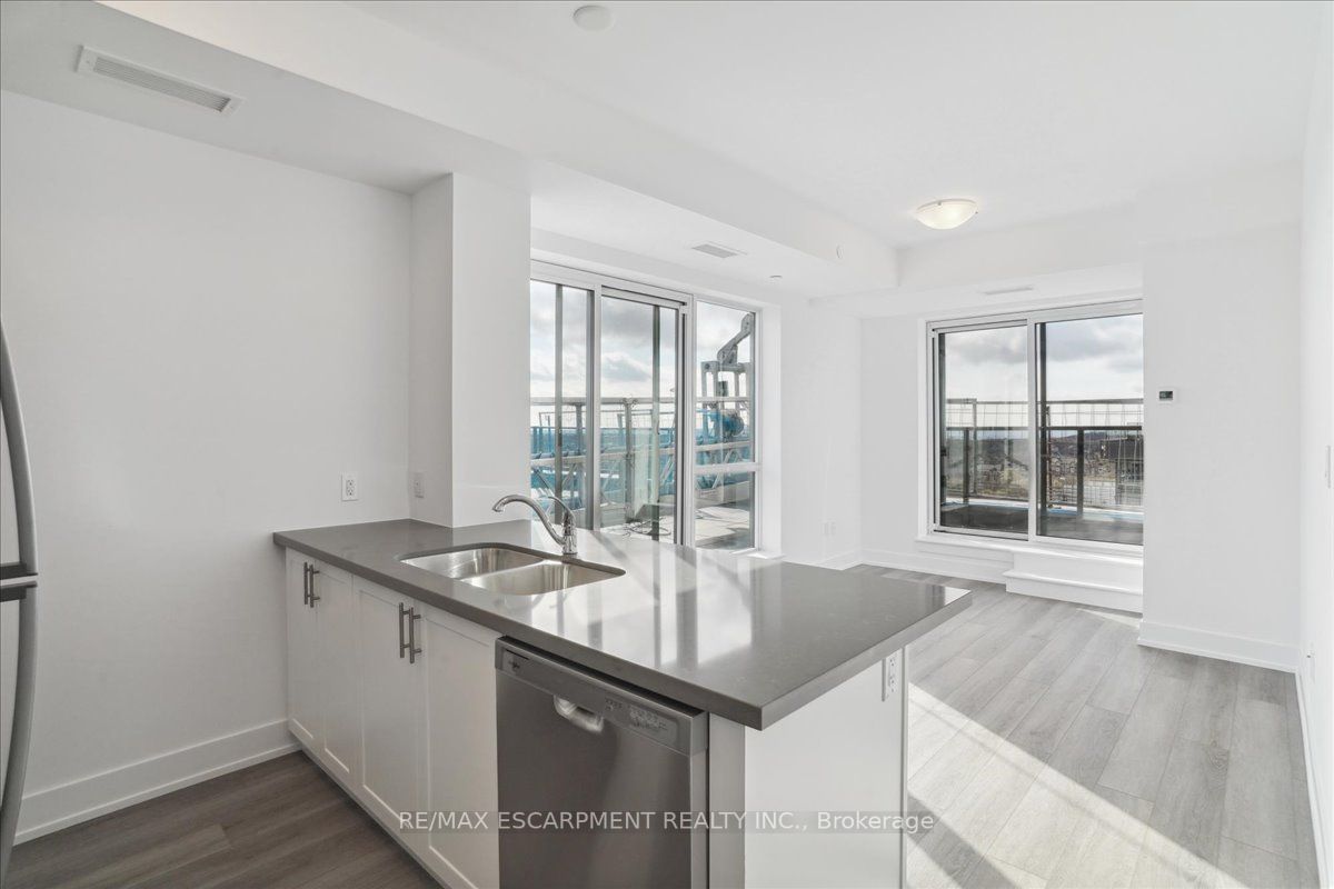 460 Dundas St E, #911