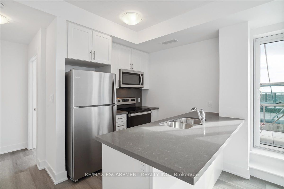 460 Dundas St E, #911