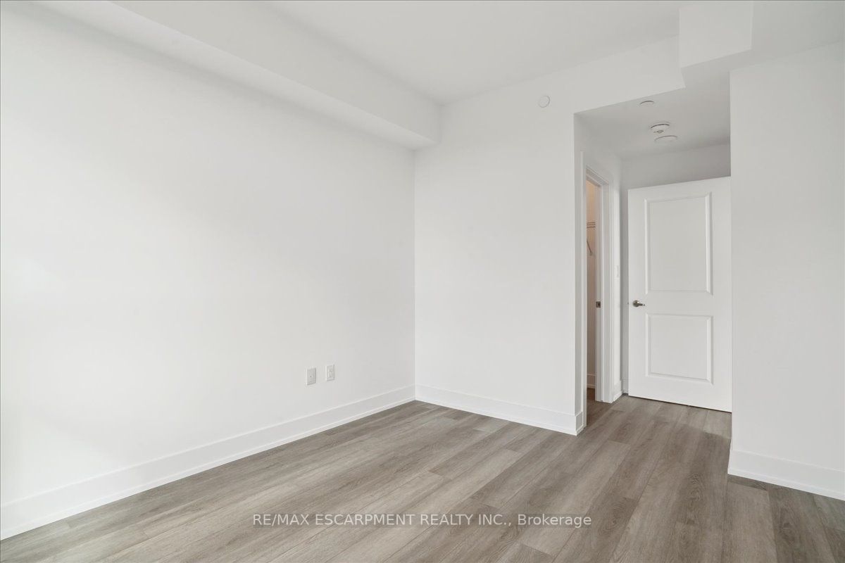 460 Dundas St E, #911