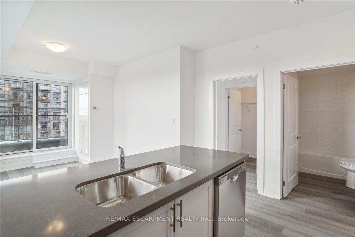 460 Dundas St E, #911