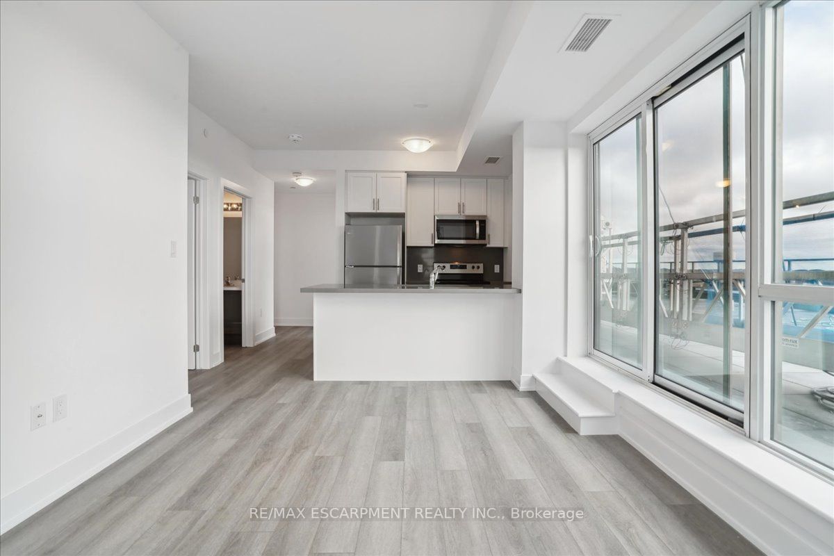 460 Dundas St E, #911