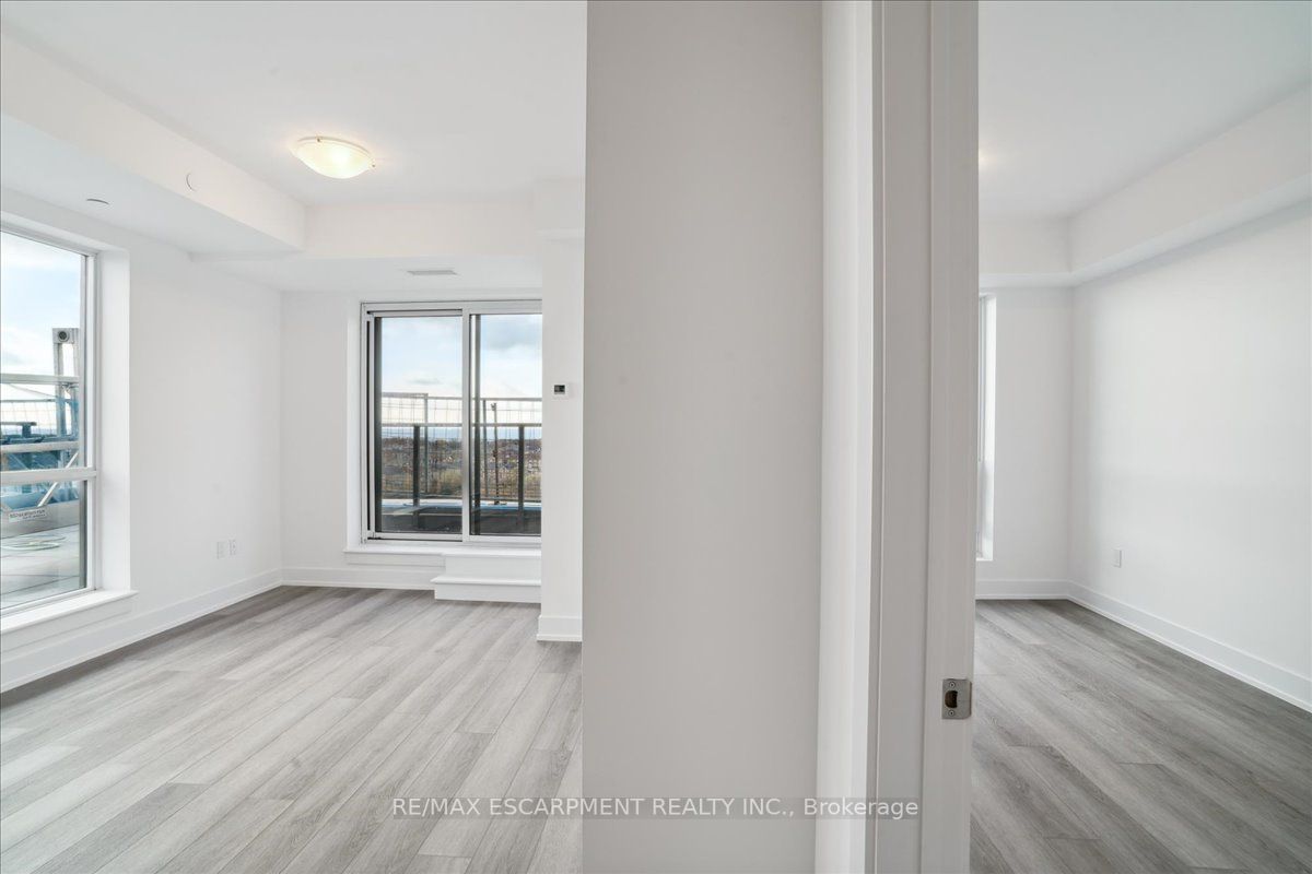 460 Dundas St E, #911