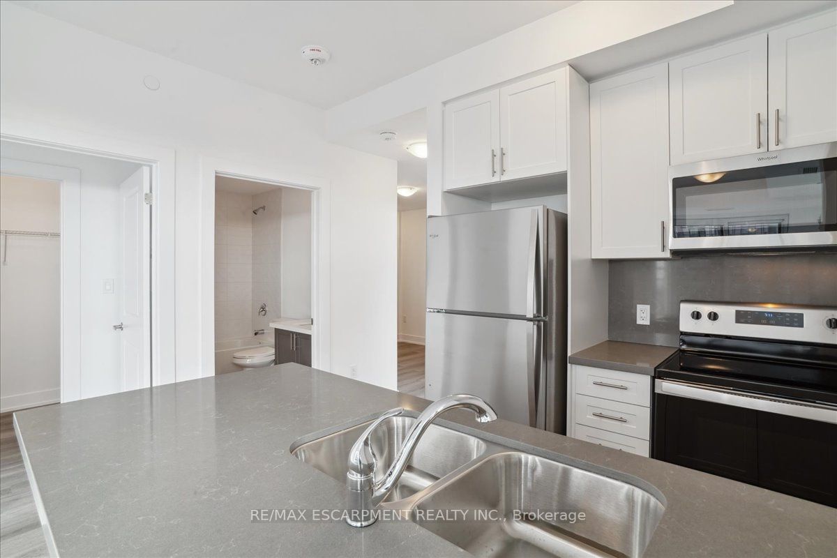 460 Dundas St E, #911