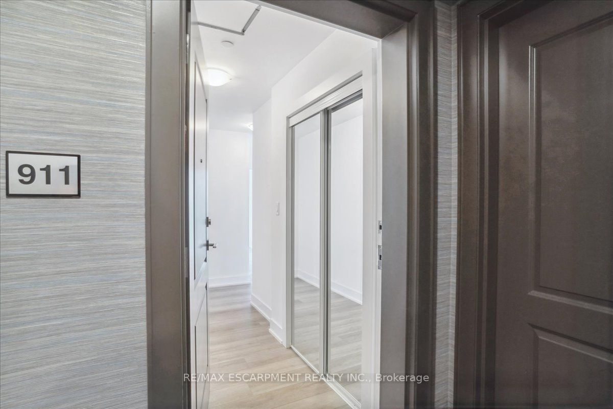460 Dundas St E, #911