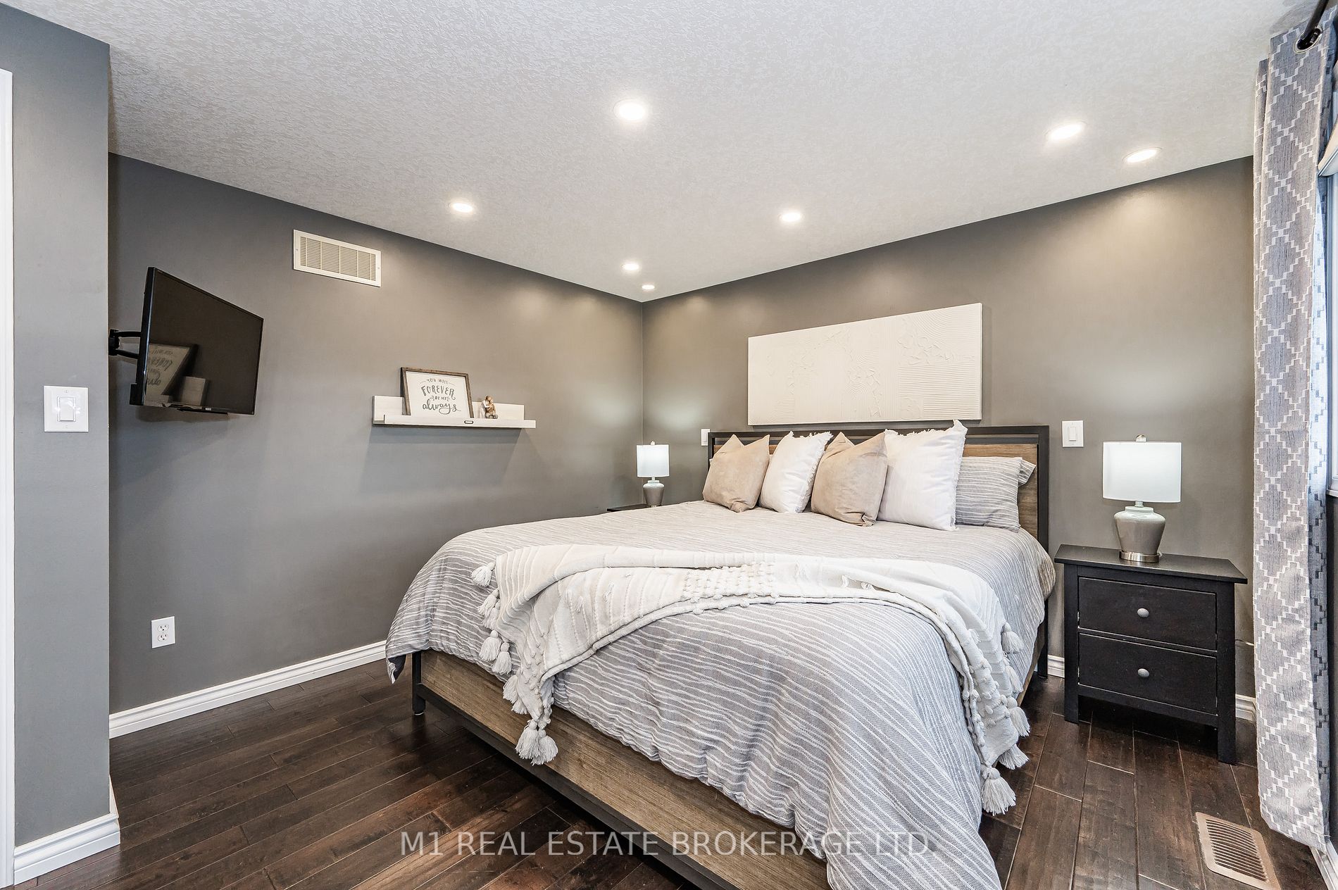 32 Simmonds Dr