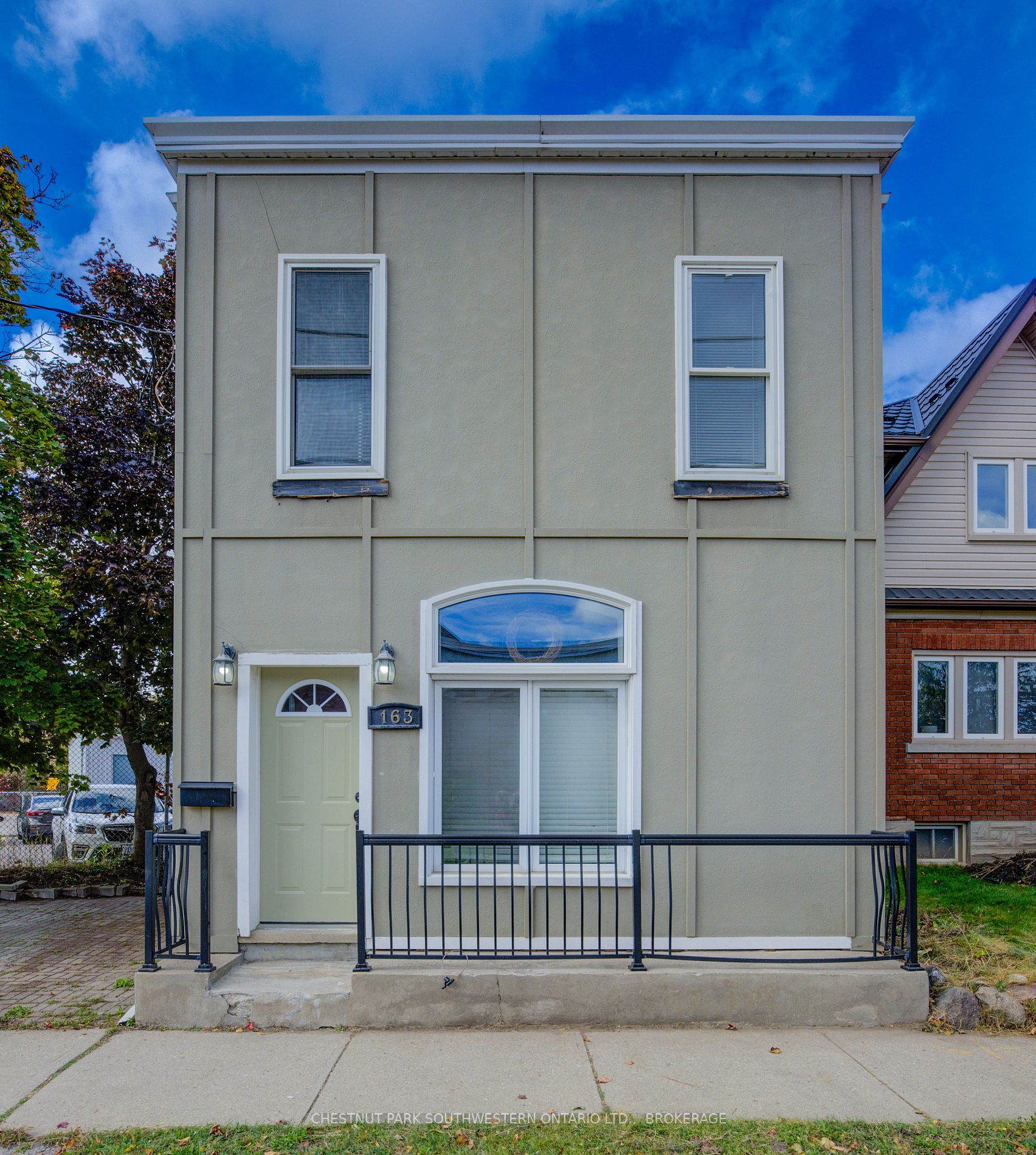 163 Lancaster St E