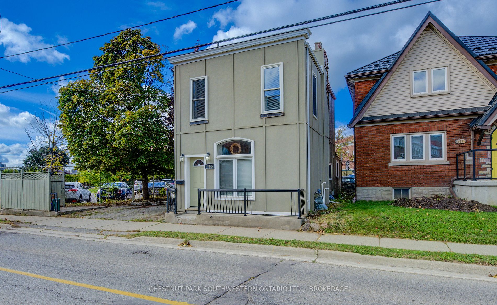 163 Lancaster St E