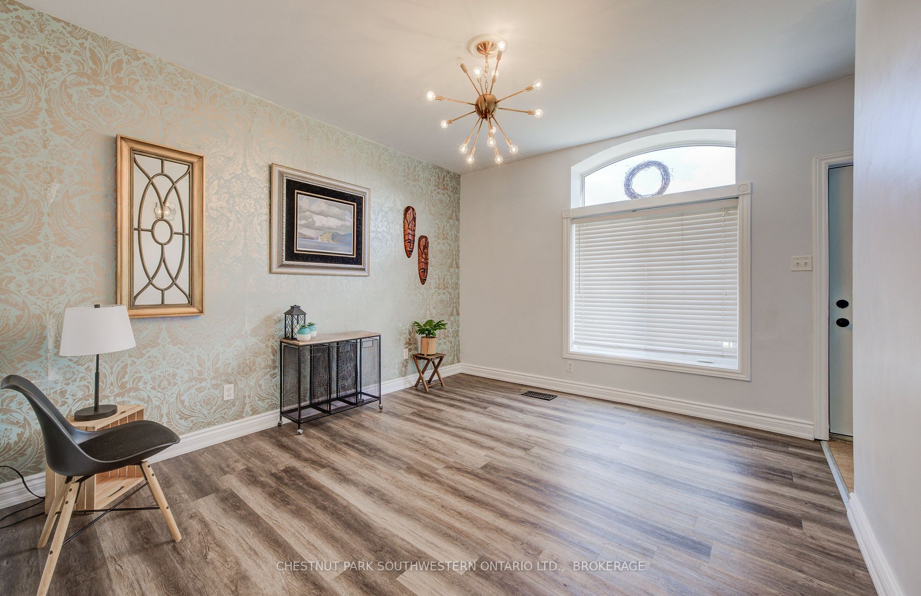 163 Lancaster St E
