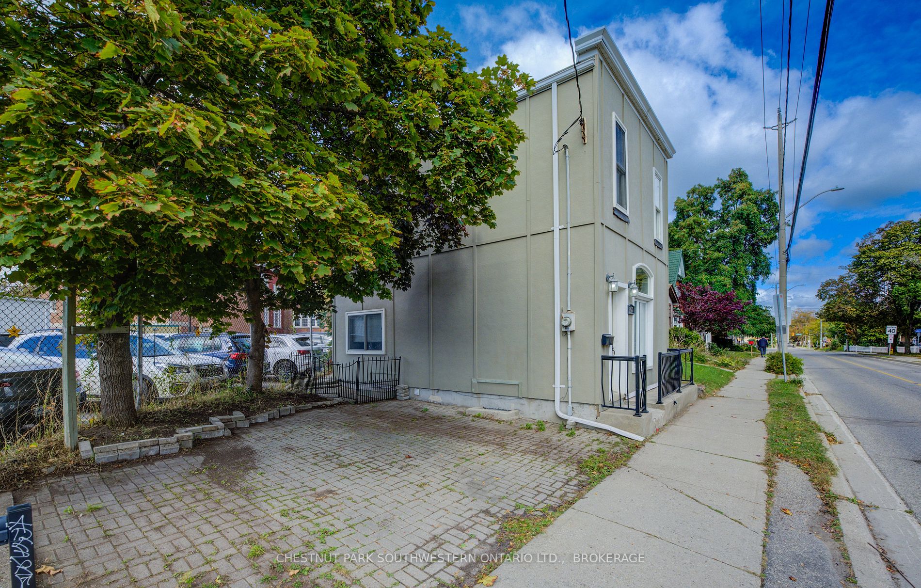 163 Lancaster St E
