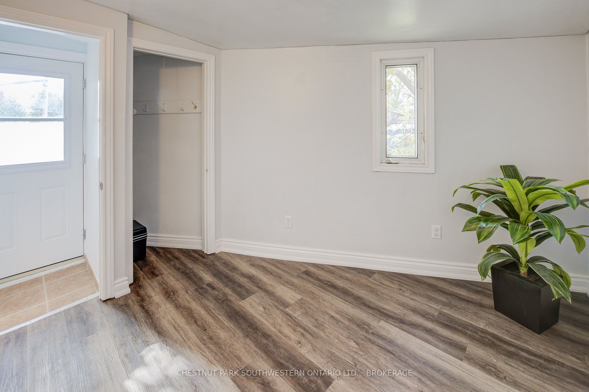 163 Lancaster St E