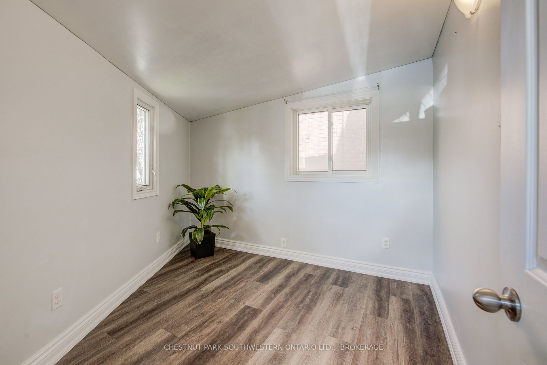 163 Lancaster St E