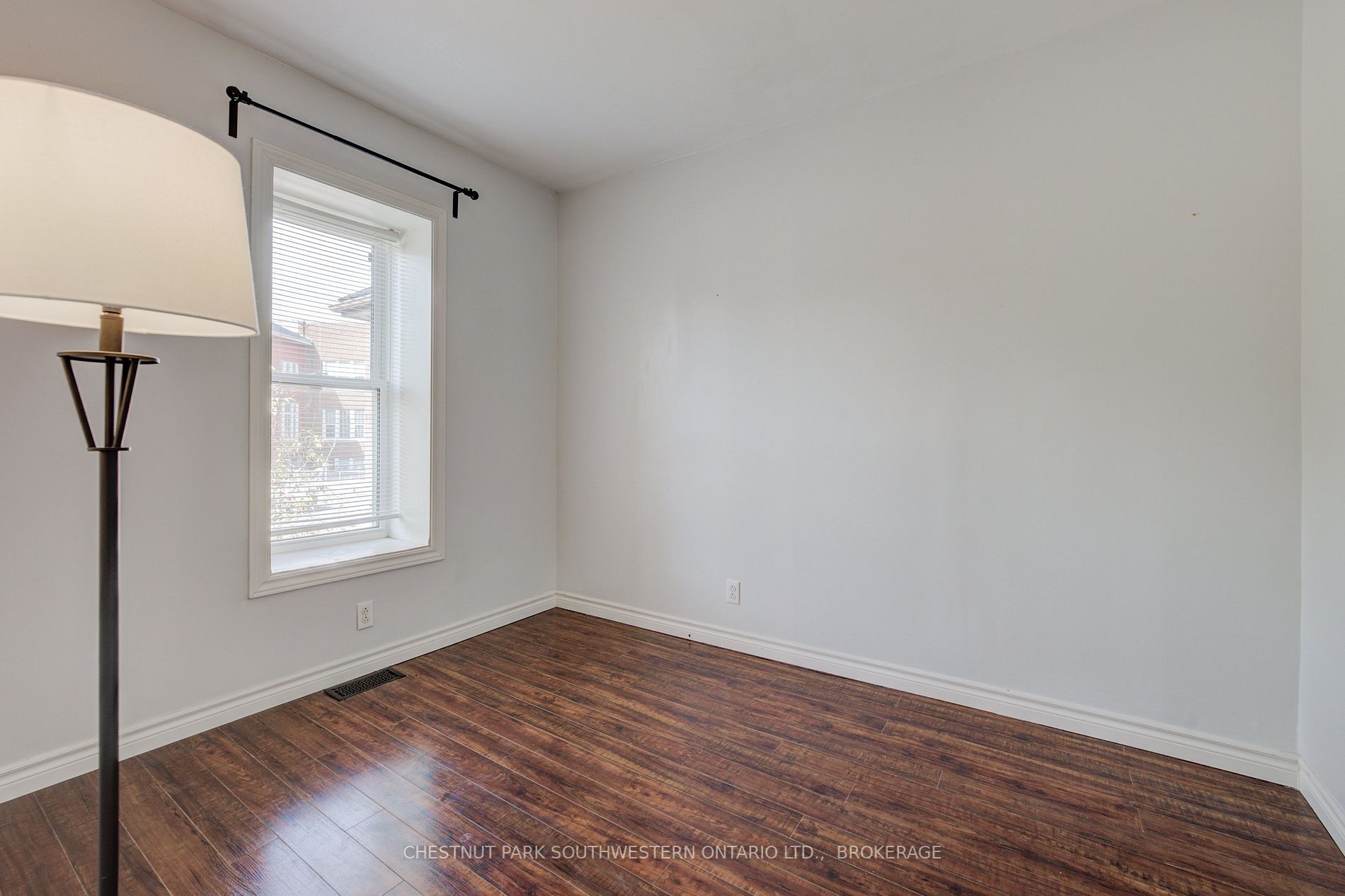 163 Lancaster St E