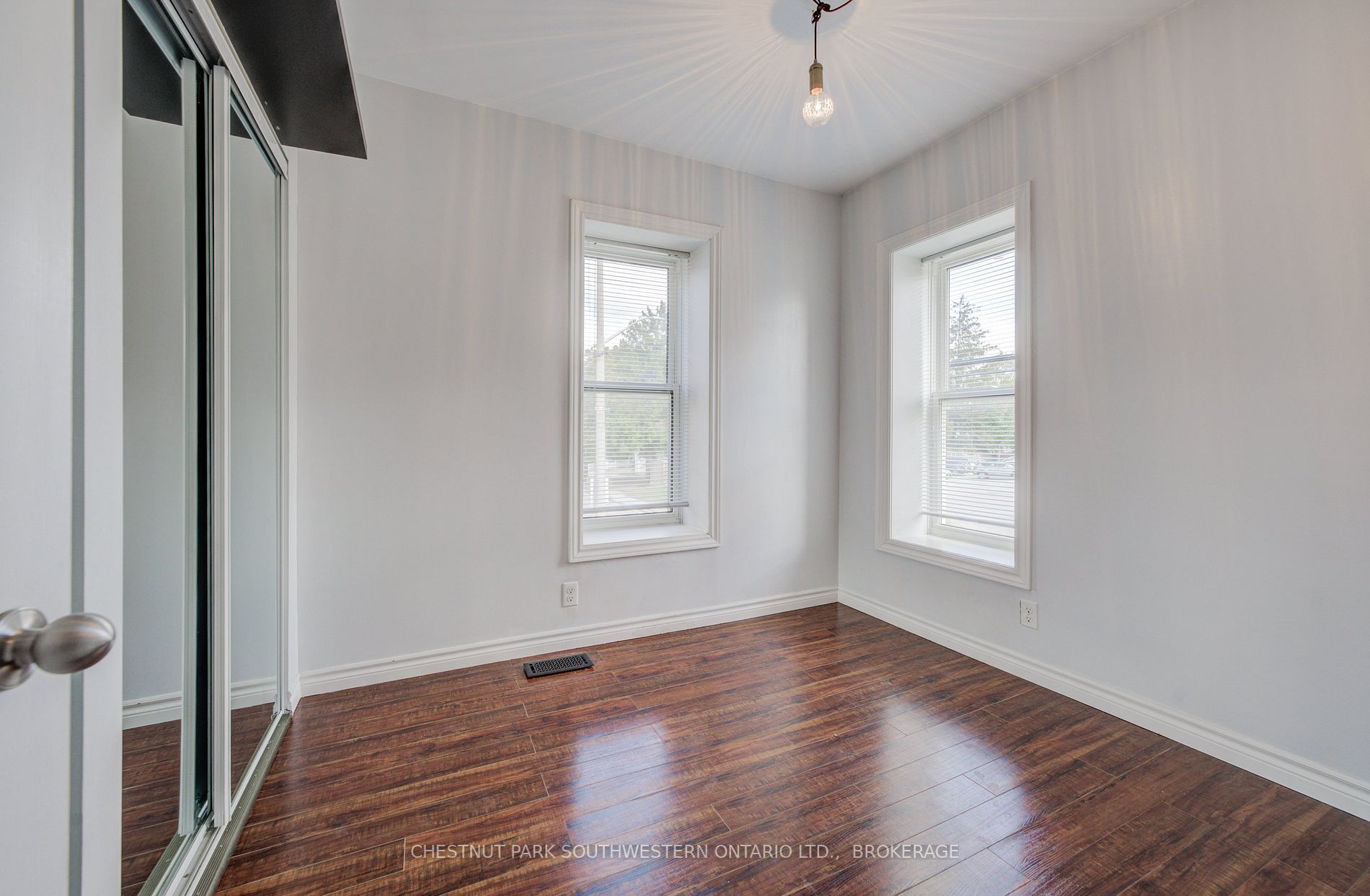 163 Lancaster St E