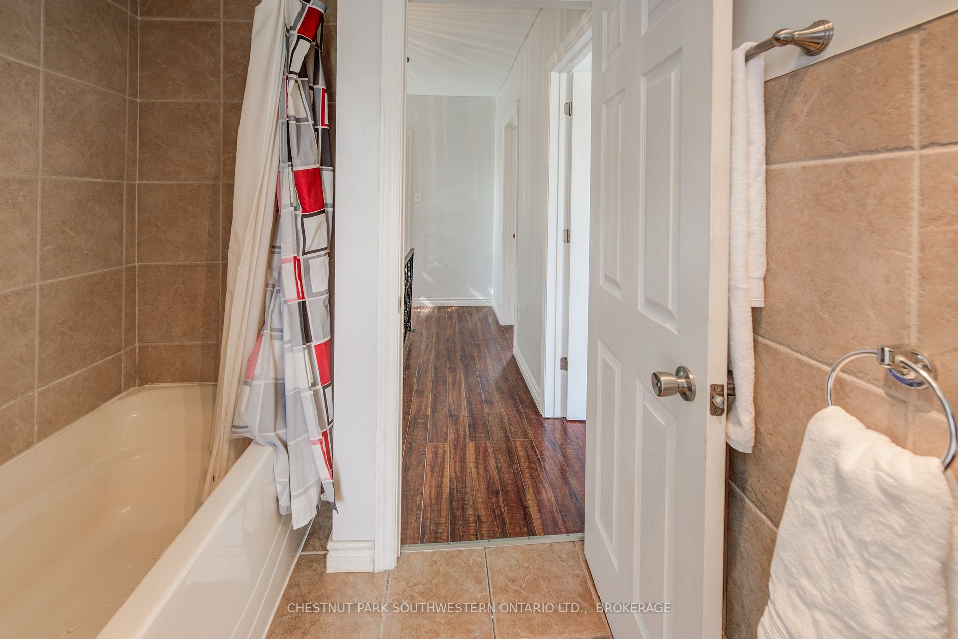 163 Lancaster St E