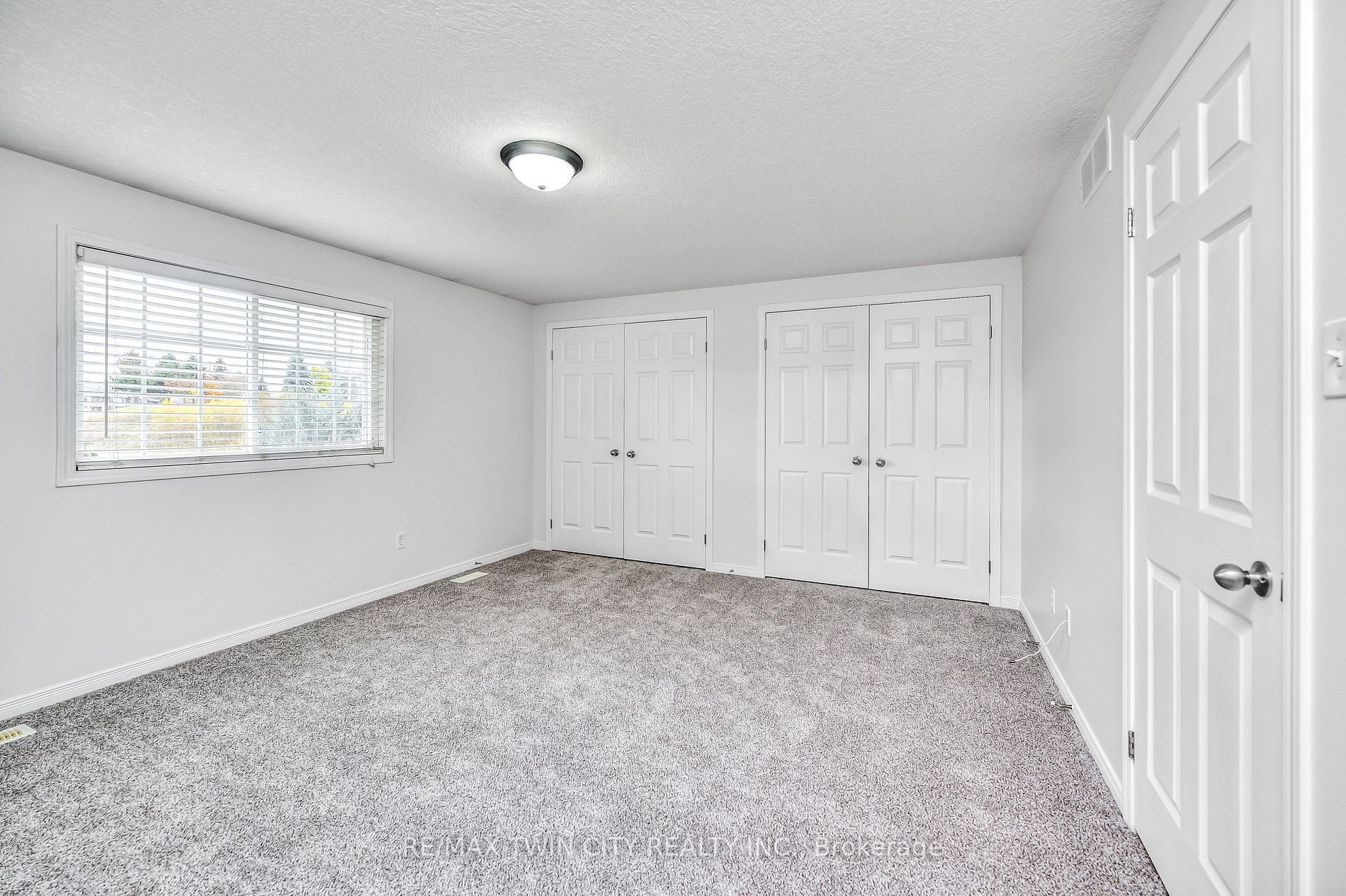 54 Featherstone St