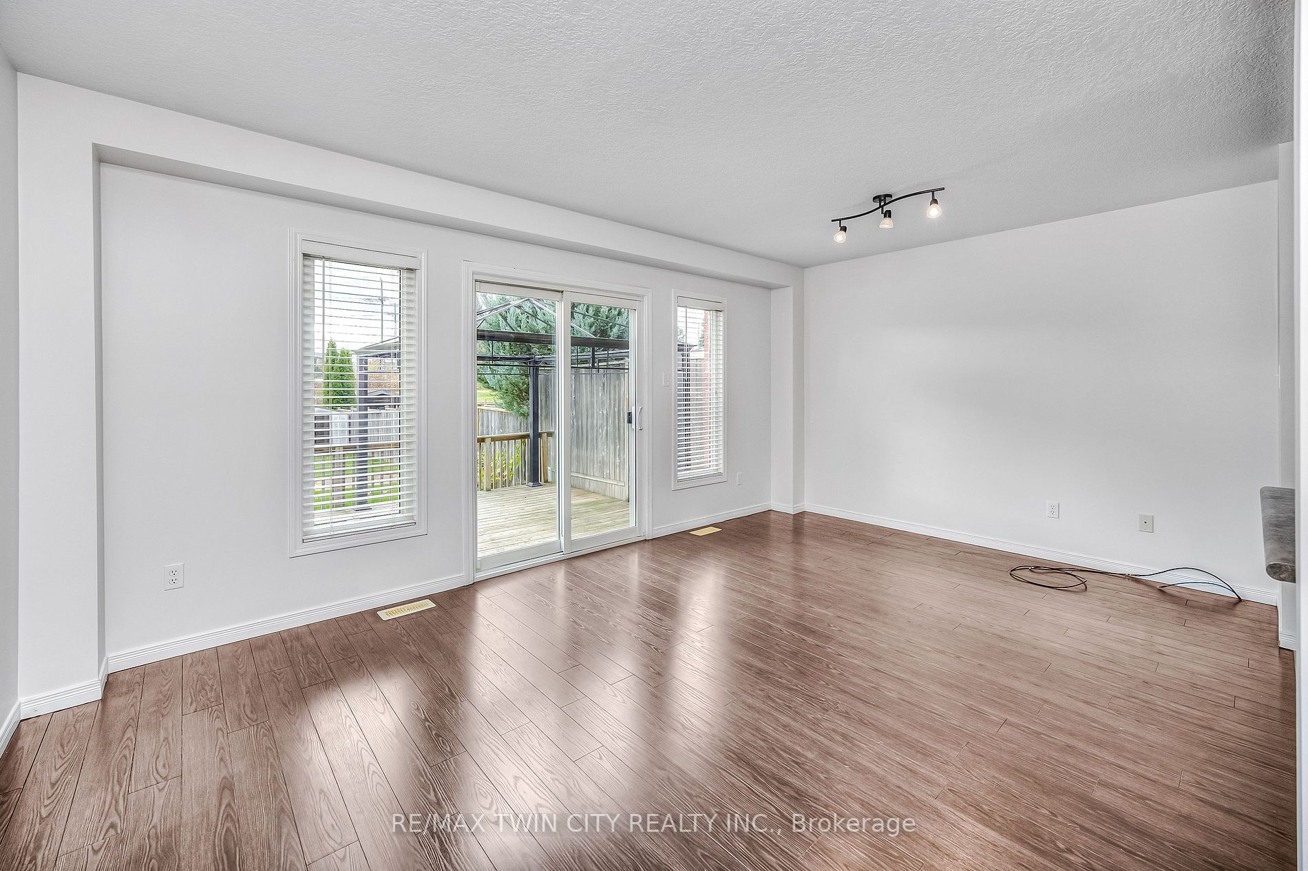 54 Featherstone St