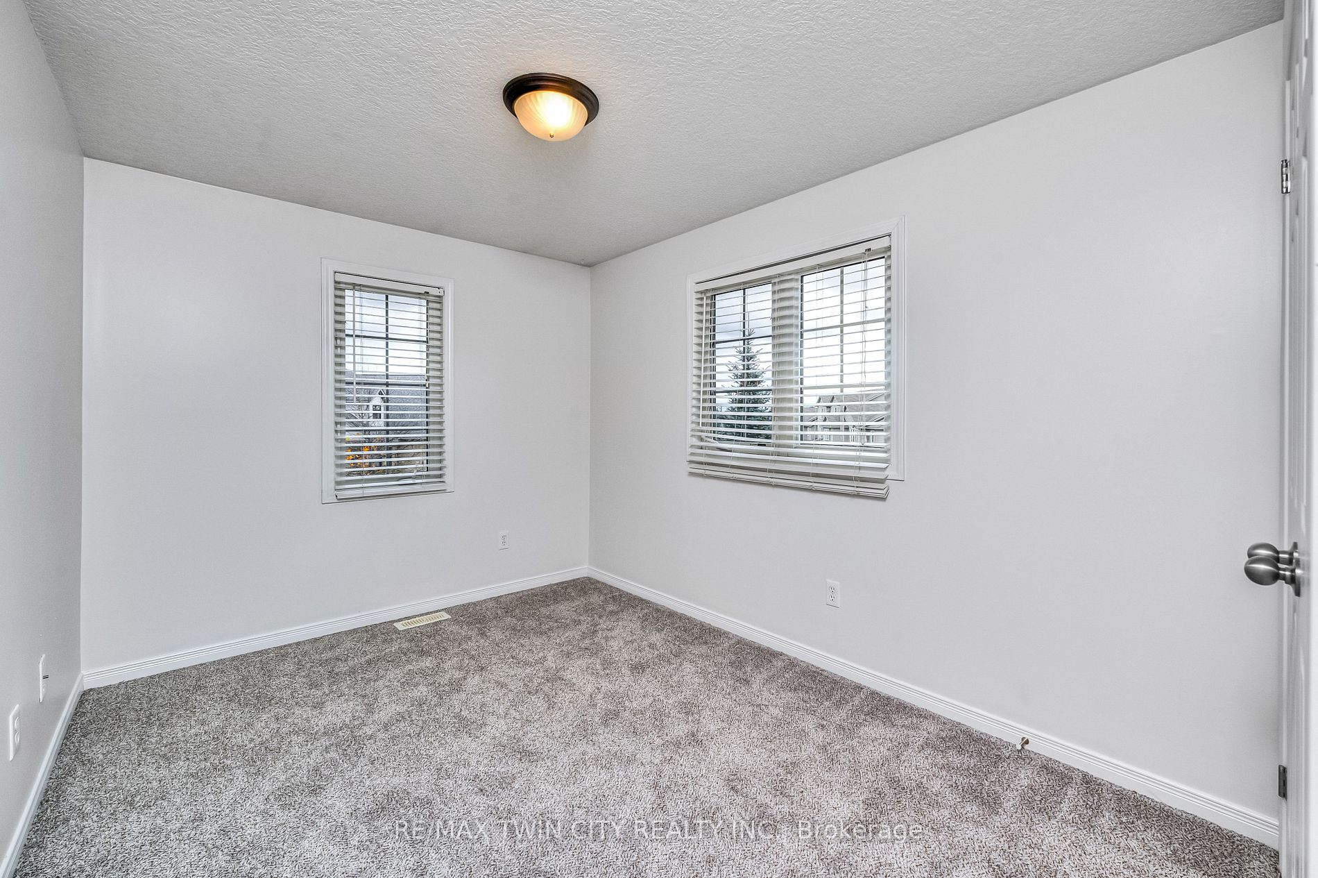 54 Featherstone St