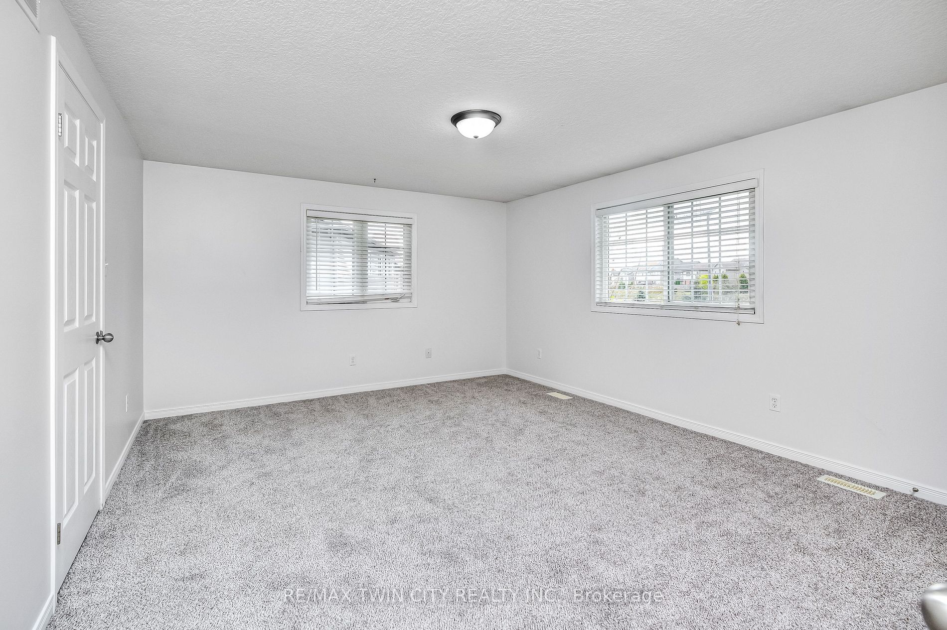 54 Featherstone St