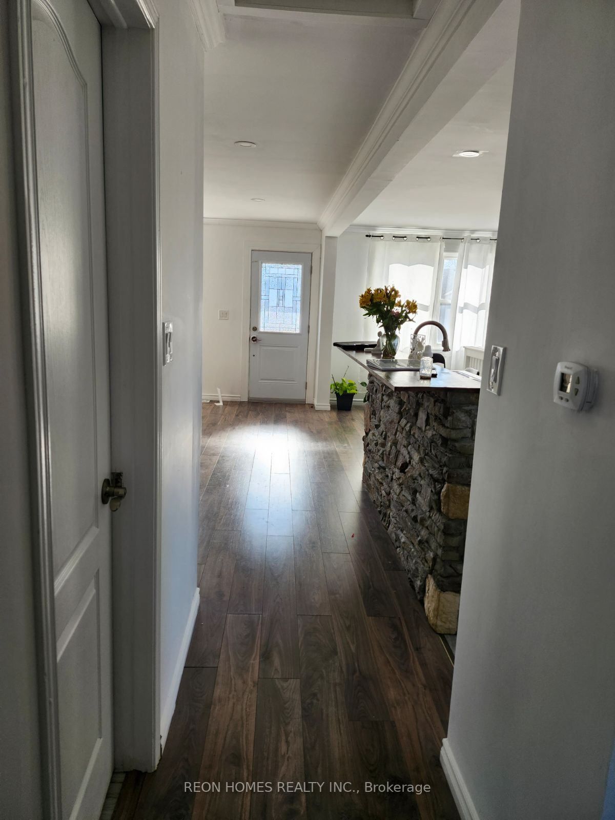 494 King George St