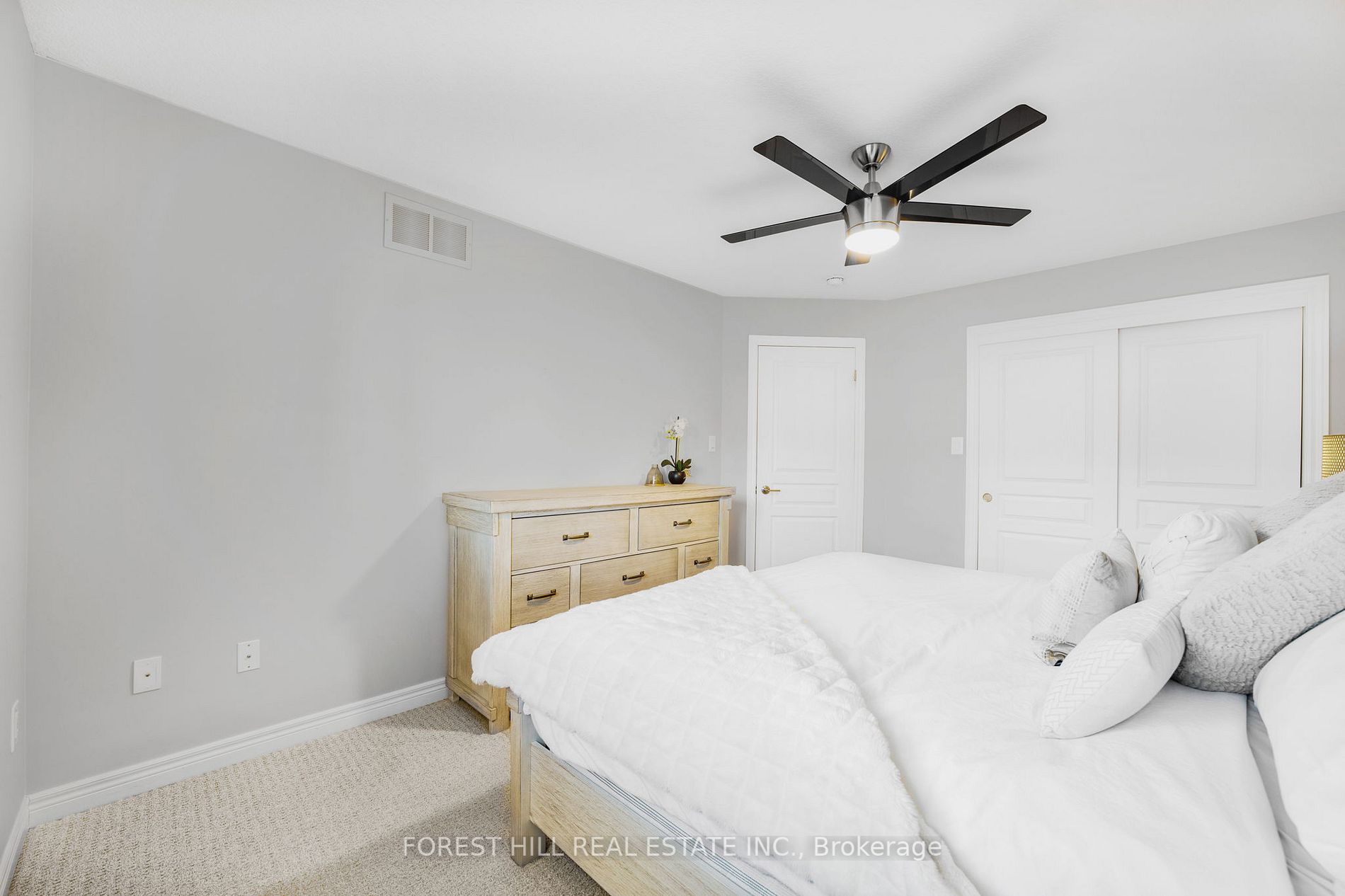 215 Dundas St E, #19