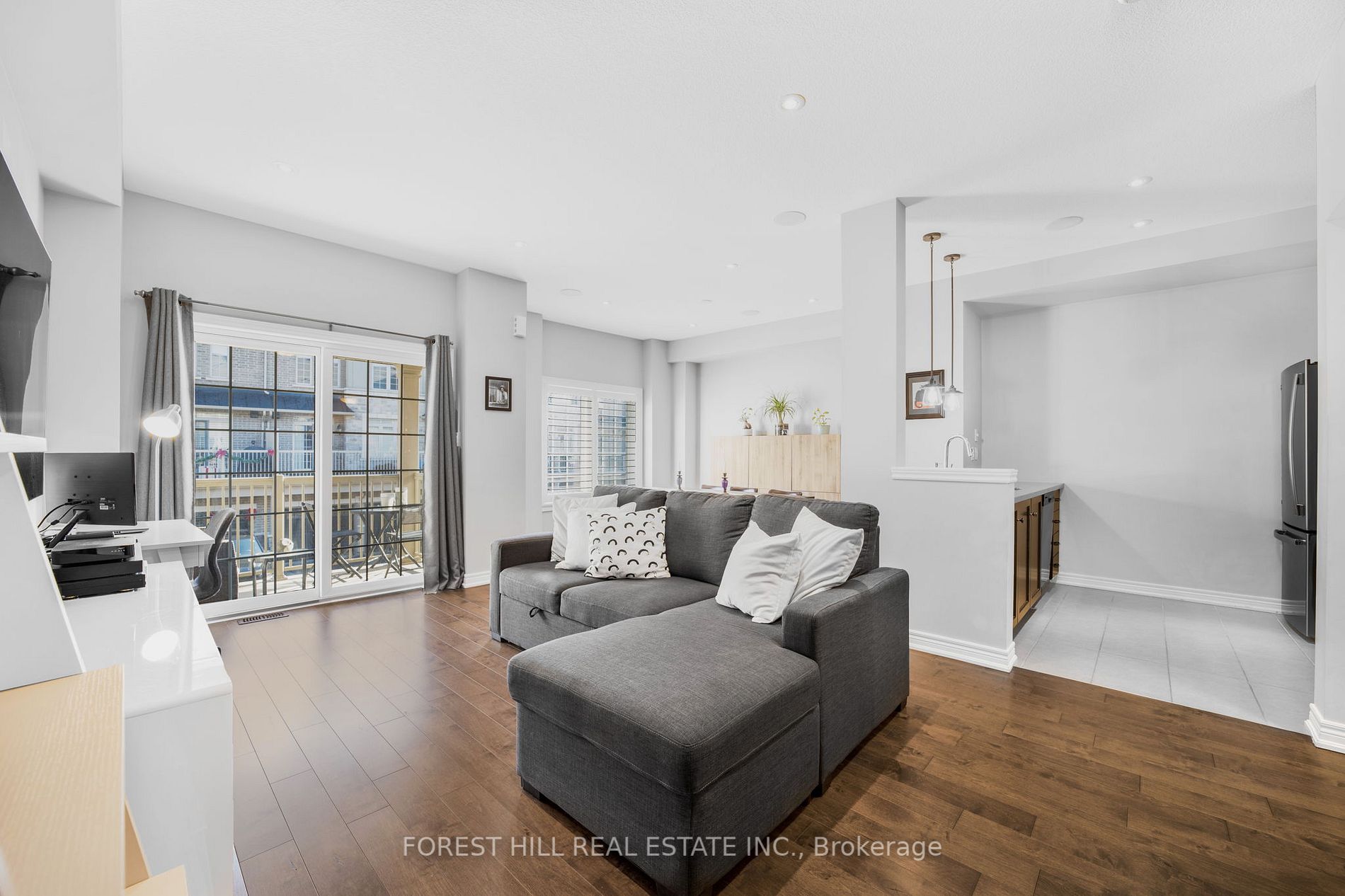 215 Dundas St E, #19