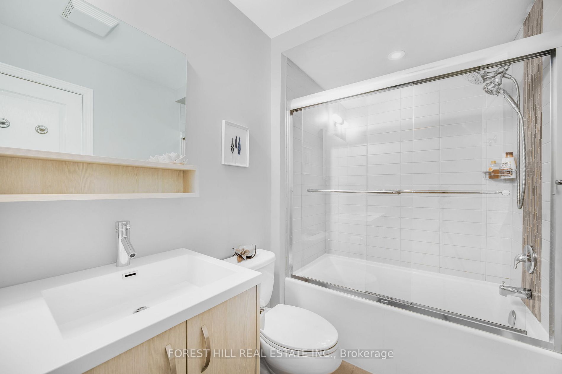 215 Dundas St E, #19