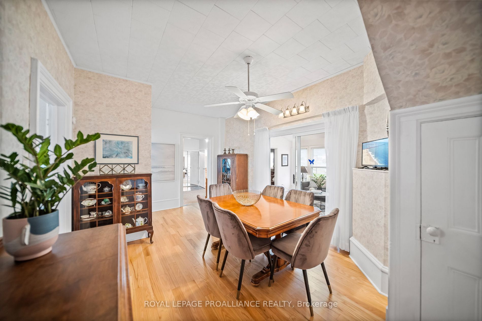 27 Church St E