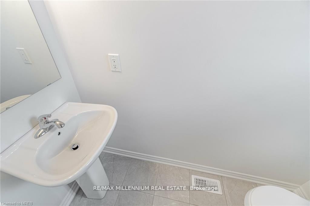 132 Aquasanta Crescent
