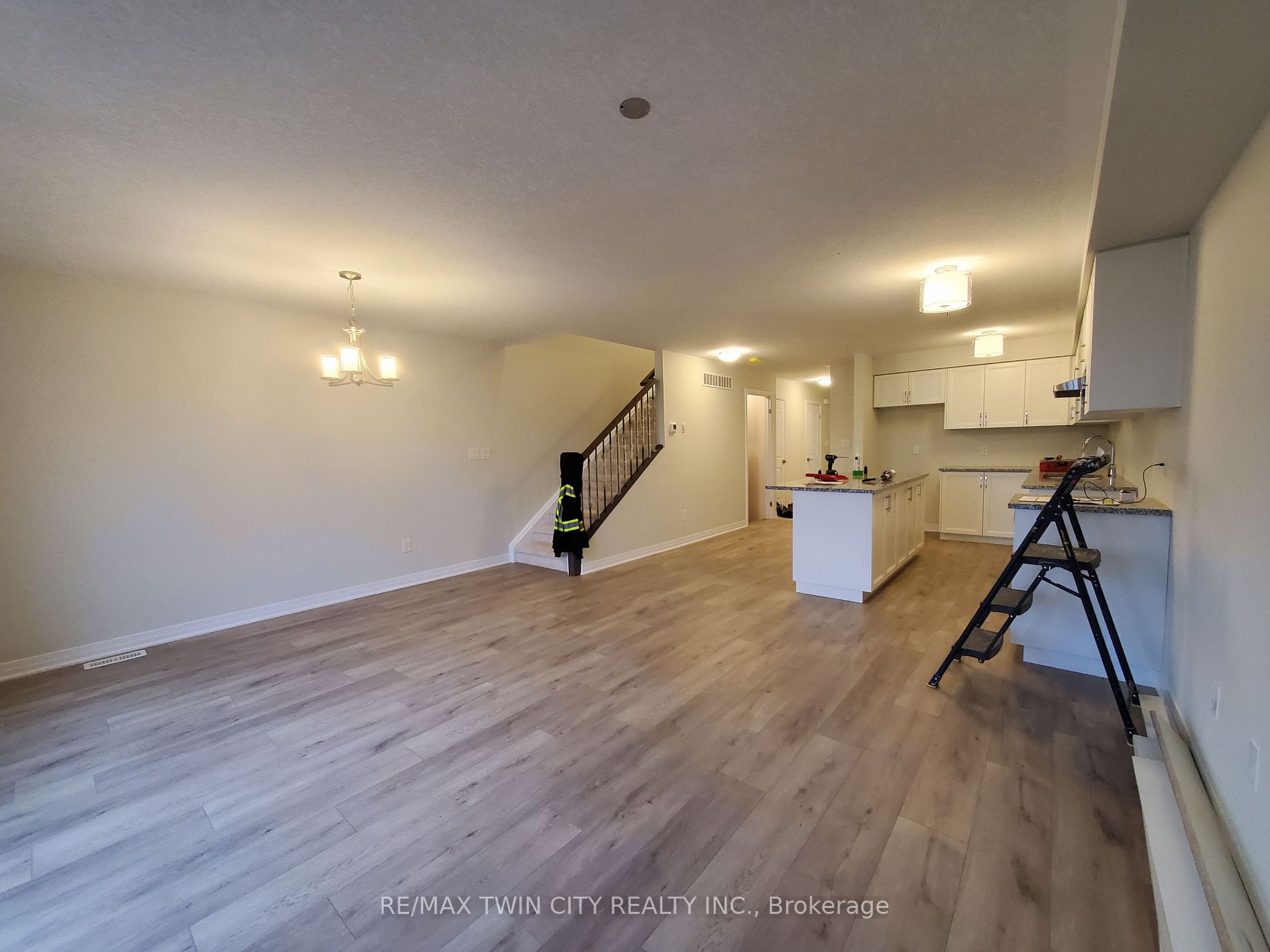 17 Shaded Creek Dr