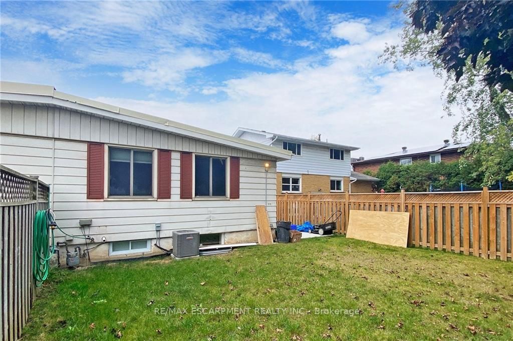 65 Fielding Cres, #Upper