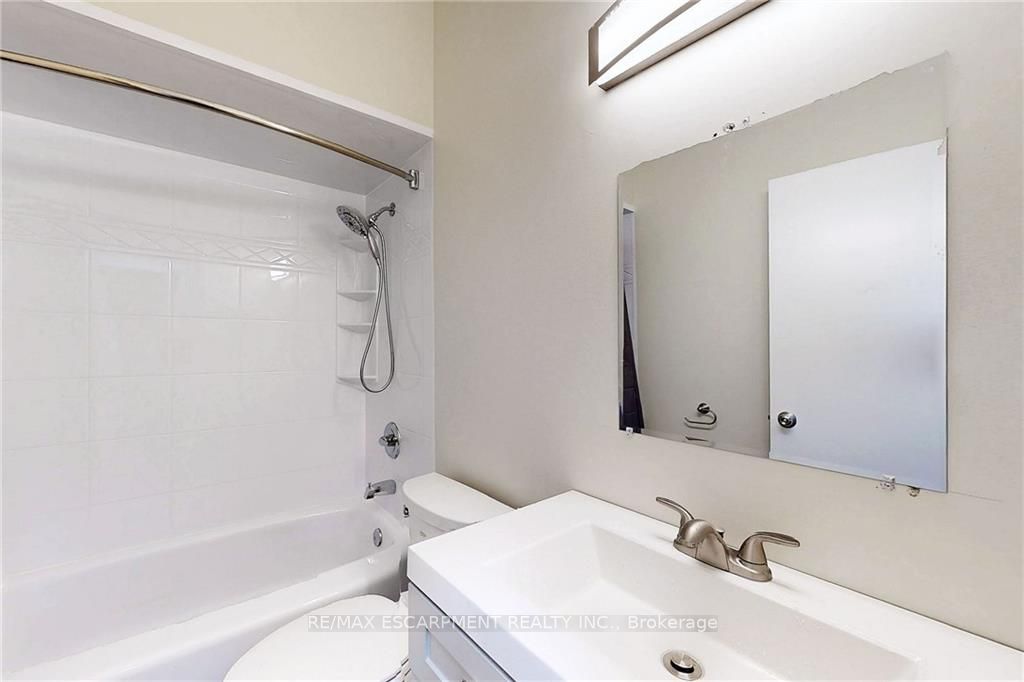 65 Fielding Cres, #Upper