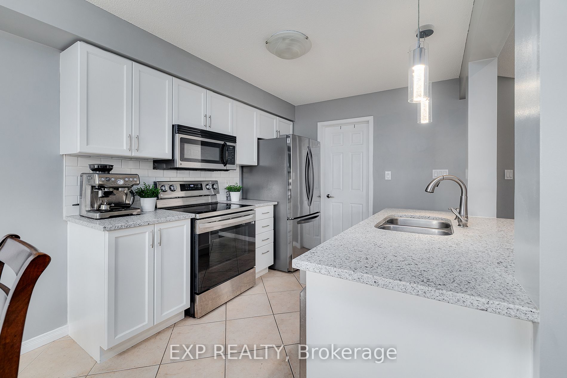 761 Commonwealth Cres