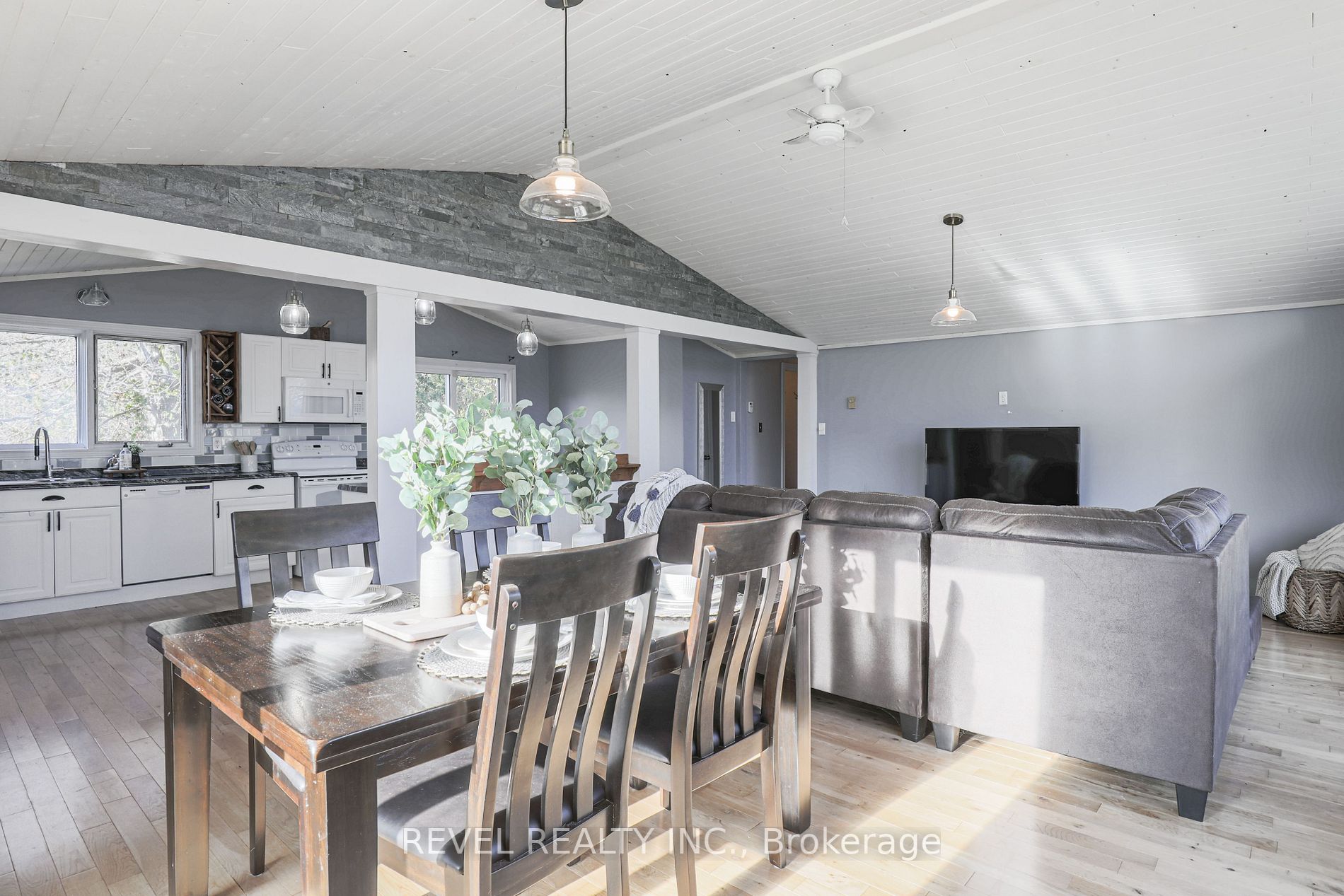 25 Lakeview Cottage Rd